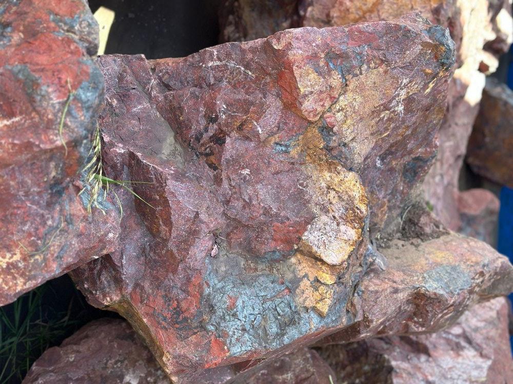 Камни для ландшафтного дизайна красно-фиолетовые 10-60 килограмм купить в Ставрополе