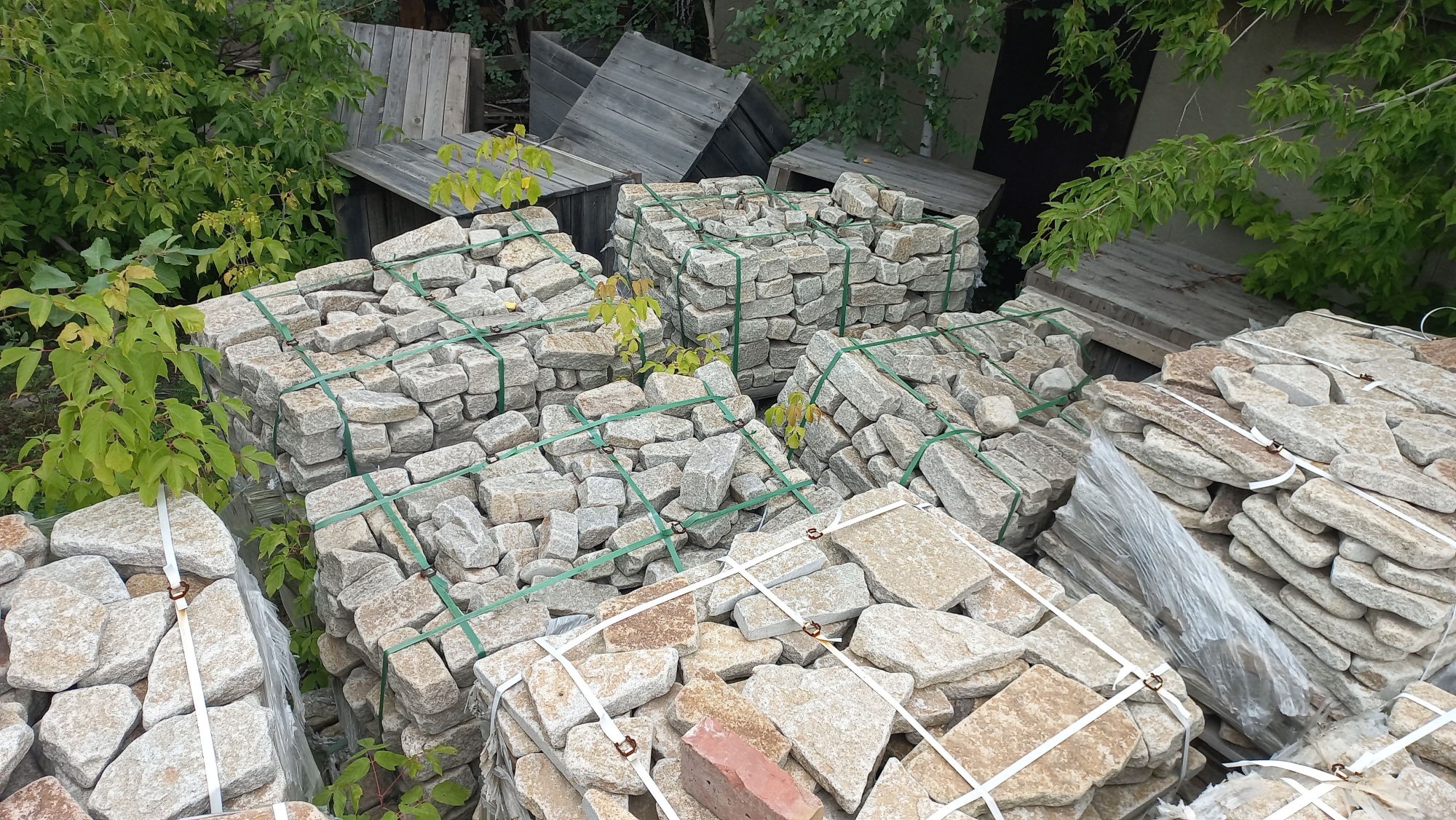 Плитняк галтованный гранитный для ландшафтного дизайна купить в Ставрополе