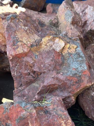 Камни для ландшафтного дизайна красно-фиолетовые 10-60 килограмм купить в Ставрополе