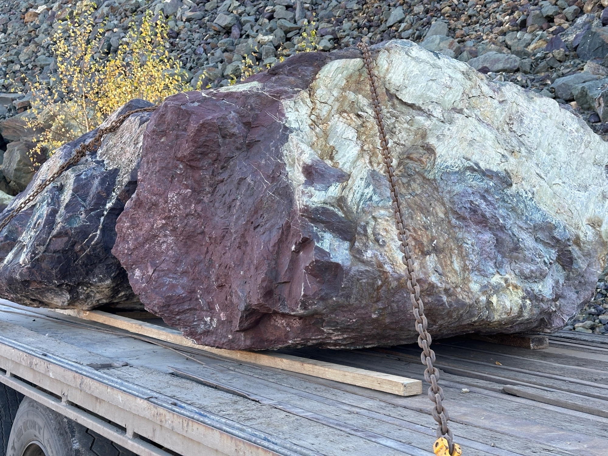 Огромные красно-фиолетовые валуны для ландшафтного дизайна весом более 5 тонн купить в Ставрополе