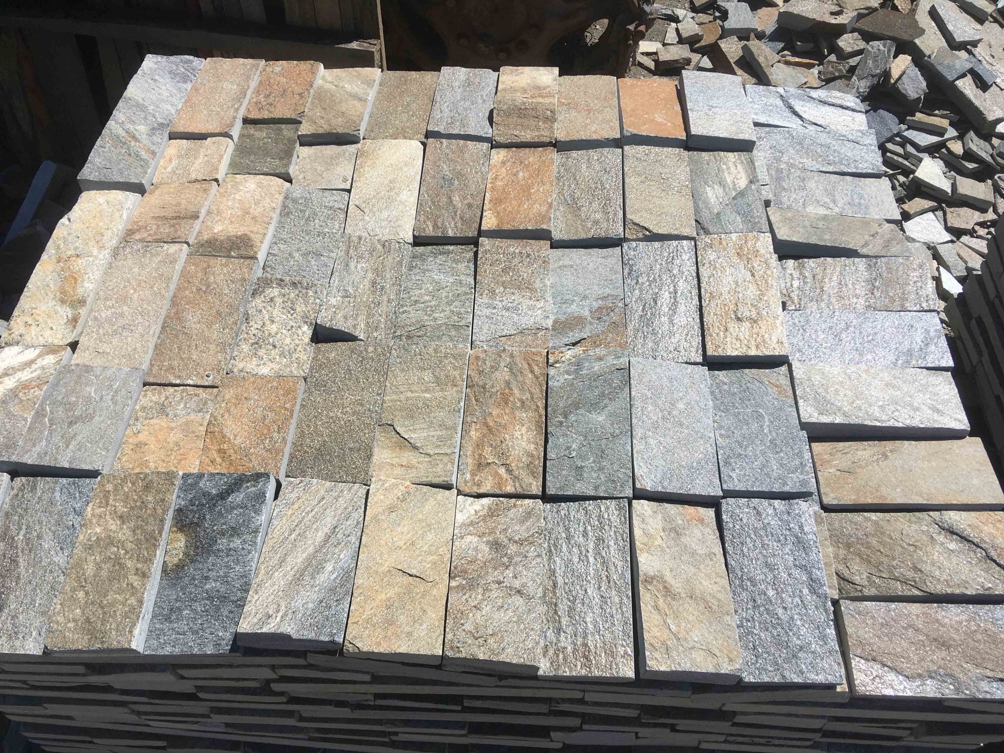 Плитка пилёная златолит Уральский для фасада купить в Ставрополе