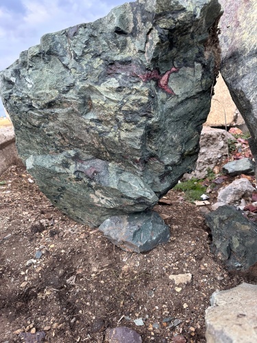 Гигантские зелёные валуны для ландшафтного дизайна весом более 5 тонн купить в Ставрополе