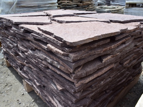 Плитняк лемезит бордовый для облицовки цоколя 20-25 мм  купить в Ставрополе