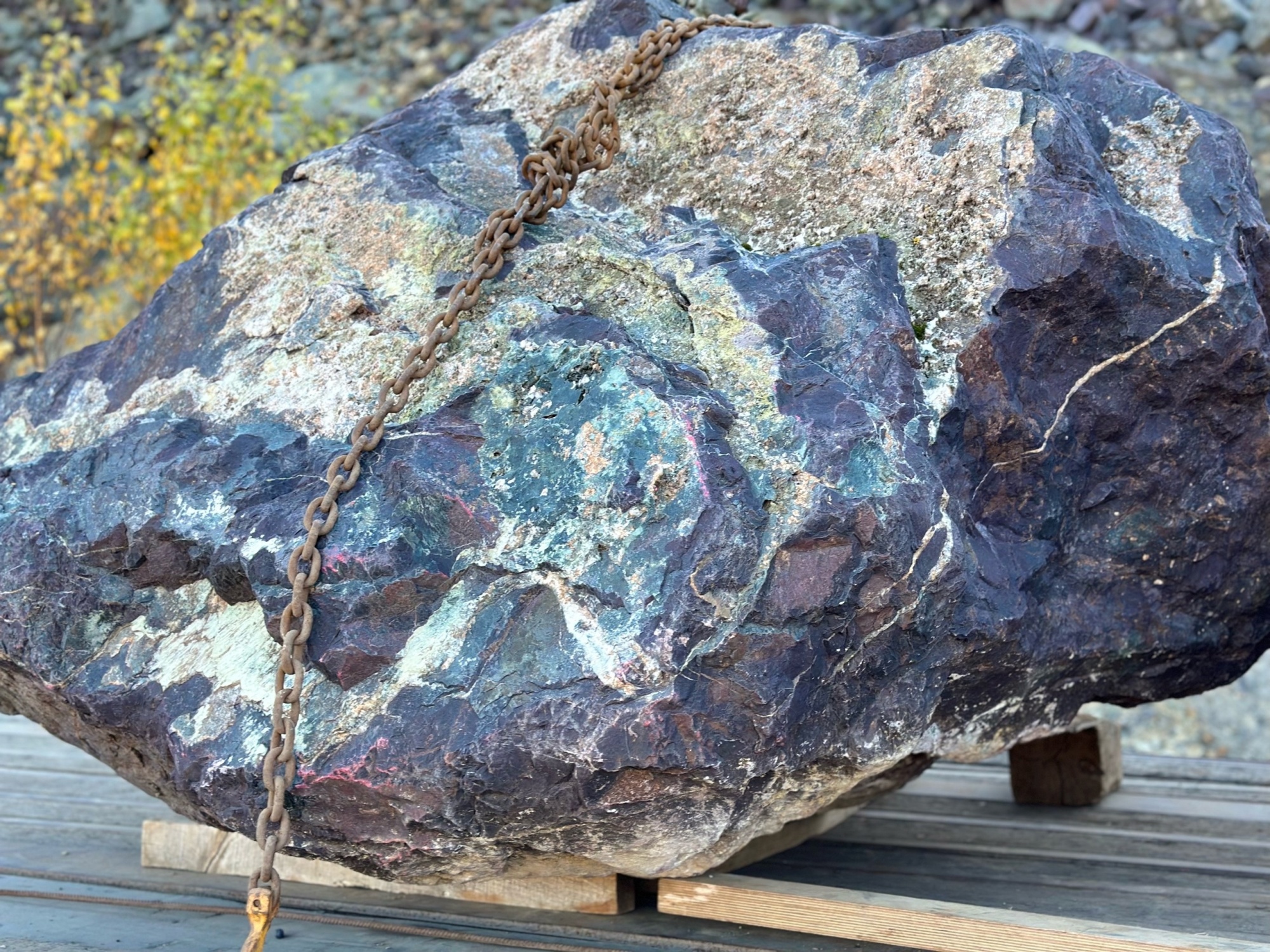 Огромные красно-фиолетовые валуны для ландшафтного дизайна весом более 5 тонн купить в Ставрополе