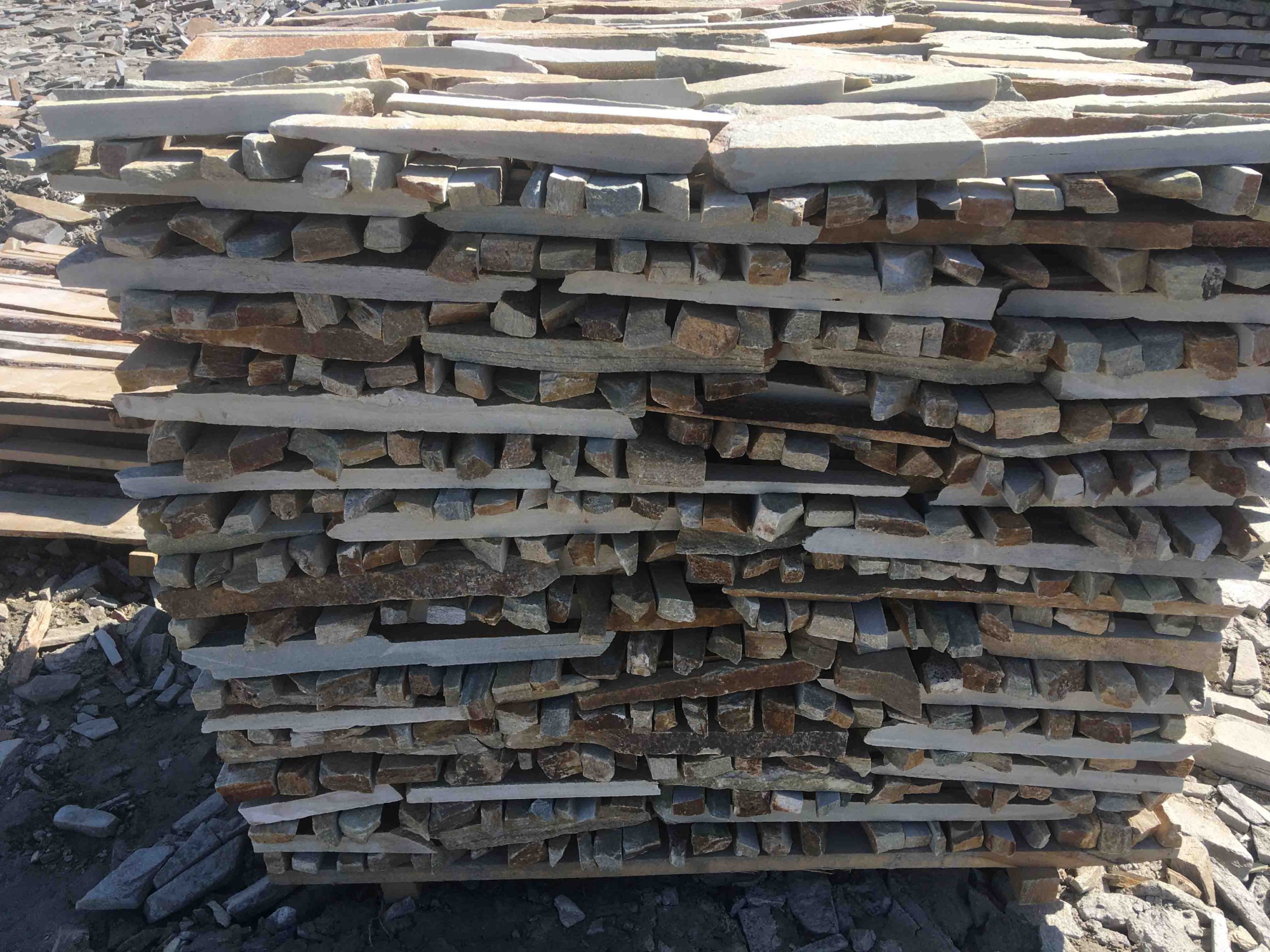 Горбушка златолит золотистый для облицовки купить в Ставрополе