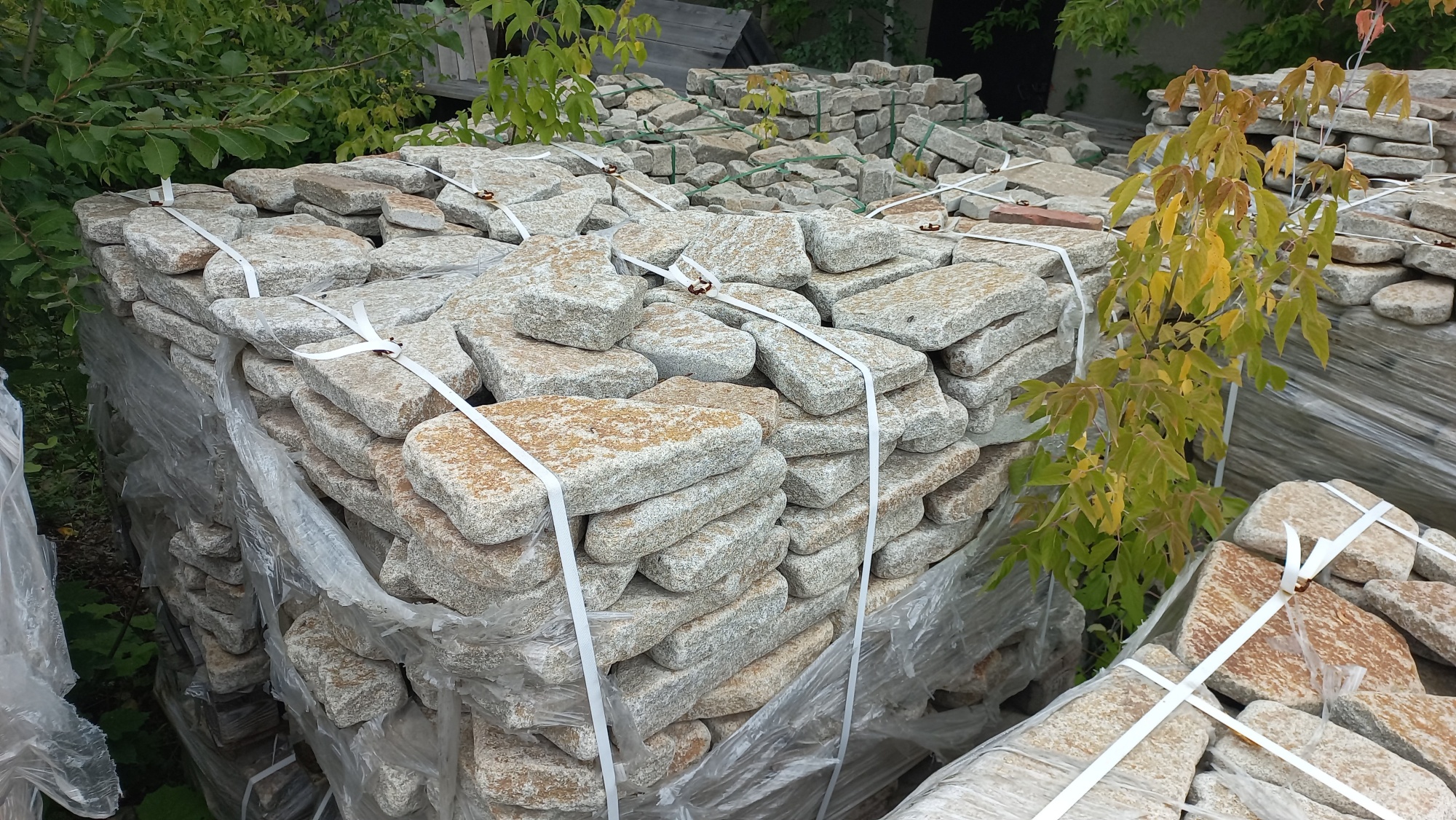 Плитняк галтованный гранитный для ландшафтного дизайна купить в Ставрополе