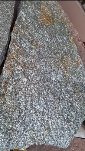 Плитняк златолит серебристый для цоколя, отмостки купить в Ставрополе