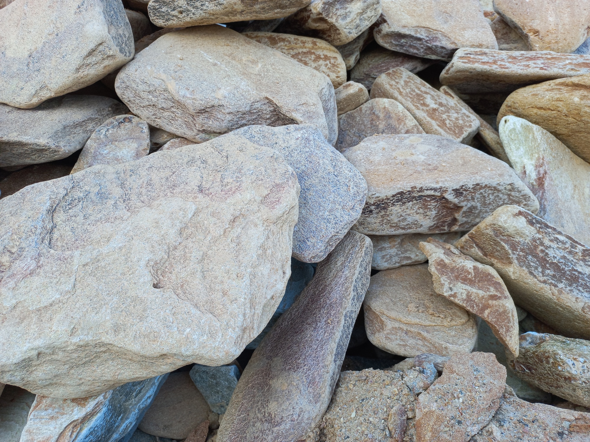 Златолит жёлтый, жёлто-зелёный глыбки и валуны для ланшафтного дизайна купить в Ставрополе