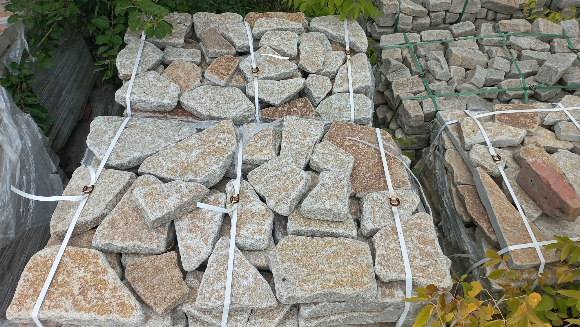 Гранитный плитняк галтованный для мощения купить в Ставрополе