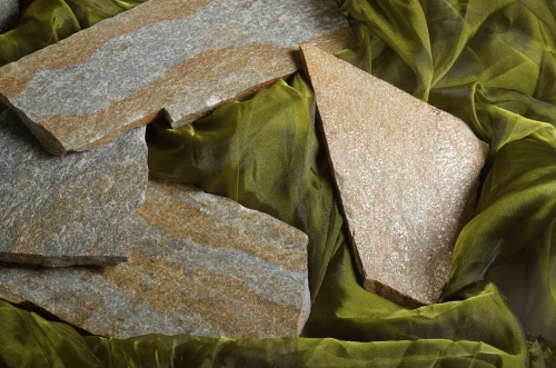 Плитняк златолит Уральский для цоколя, отмостки купить в Ставрополе