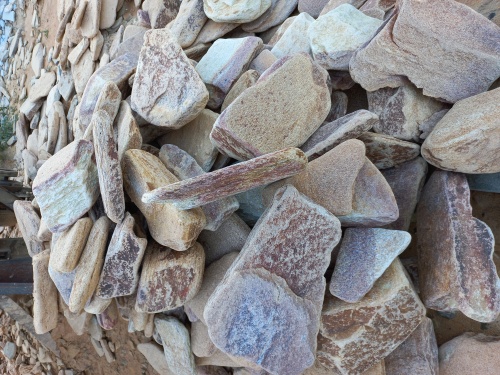 Златолит жёлтый, жёлто-зелёный глыбки и валуны для ланшафтного дизайна купить в Ставрополе