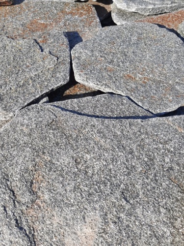 Златолит серебристый галтованный для лестниц купить в Ставрополе